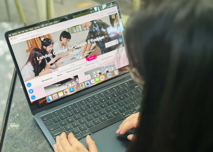 L. cho biết cảm thấy suy sụp và mất hy vọng khi nhận tin bằng cấp không được Bộ GD&ĐT công nhận. (Ảnh: Vietnamnet)