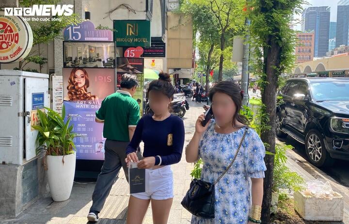 Chị Hoa, ngụ phường Bình Thạnh đi bán lại chiếc nhẫn kim cương nhưng cửa hàng đã đóng cửa. (Ảnh: Đại Việt)