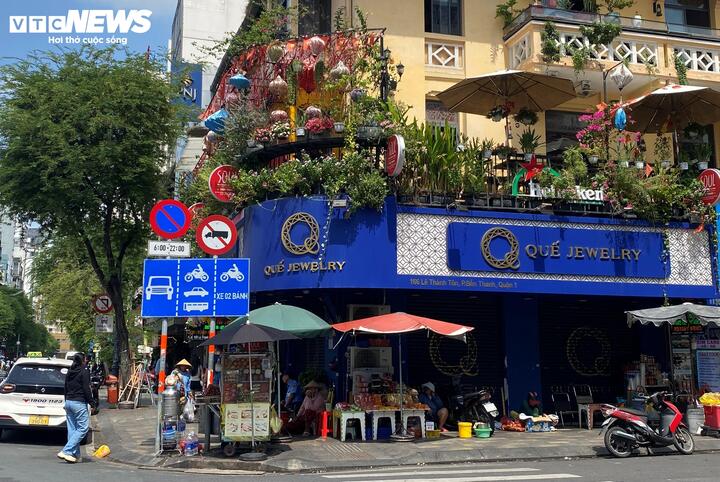 Quế Jewelry trên đường Lê Thánh Tôn chính thức đóng cửa từ ngày 19/7. (Ảnh: Đại Việt)
