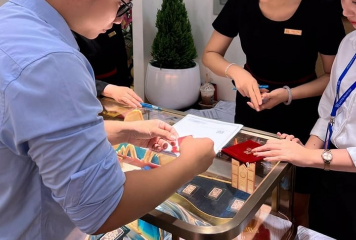 Nhiều người dân tại TP.HCM đã đến các cửa hàng PNJ để bán lại vàng, kim cương. (Ảnh: Đ.V)