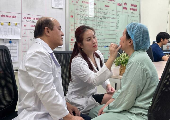 Các bác sĩ thăm khám cho bệnh nhân.