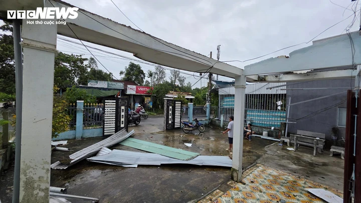 Đến sáng 17/11, lực lượng chức năng xã Chiên Đàn tiếp tục kiểm tra mức độ thiệt hại để tổng hợp báo cáo và hỗ trợ người dân khắc phục hậu quả.