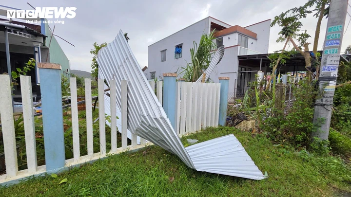 Mái tôn bị gió cuốn phăng, nằm biến dạng vào bờ rào.