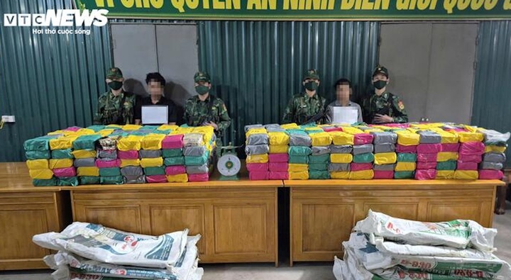 2 nghi phạm người Lào cùng số tang vật là 500kg ma tuý các loại. (Ảnh: Biên phòng Quảng Trị)