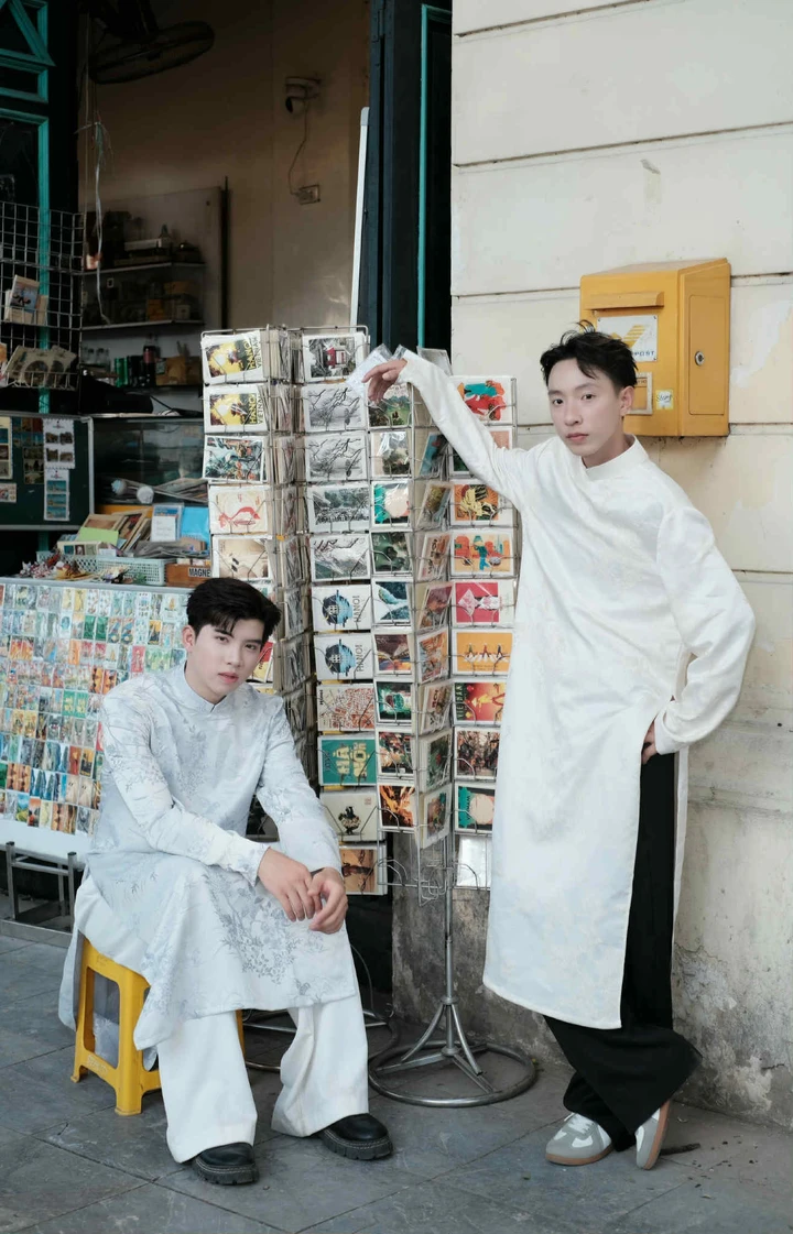 Quốc Mạnh (phải) và bạn đã đi chụp ảnh Tết từ tháng 9 (Ảnh: NVCC)