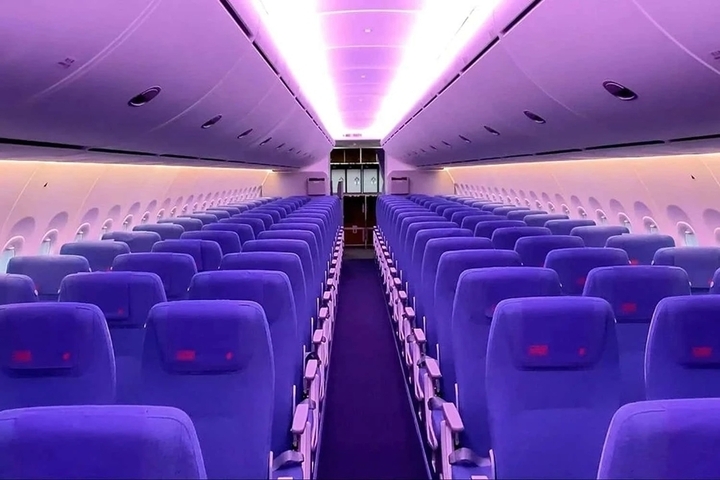 Máy bay trang bị cổng sạc USB/Type-C tại mỗi vị trí ngồi, hệ thống đèn LED âm trần đổi màu theo kịch bản chuyến bay giúp giảm mệt mỏi cho hành khách. (Ảnh: Air Data News)