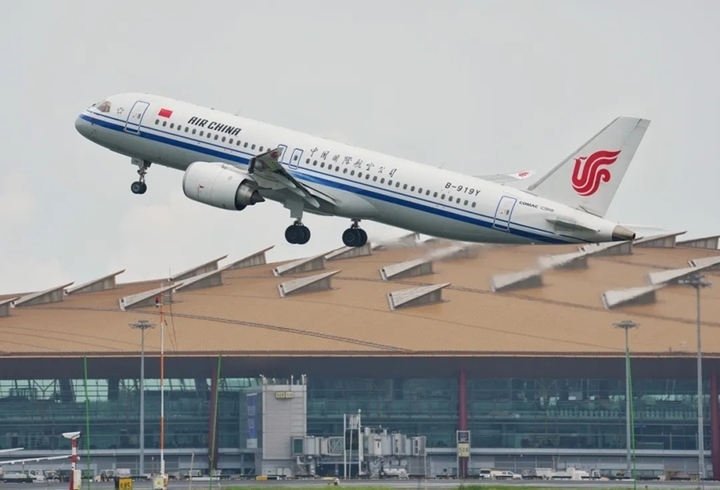 Số liệu của COMAC cho thấy, tính đến 10/8, máy bay C919 đã phục vụ 57 tuyến đường kết nối 25 thành phố và vận chuyển hơn 7,5 triệu lượt hành khách. (Ảnh: Air China)