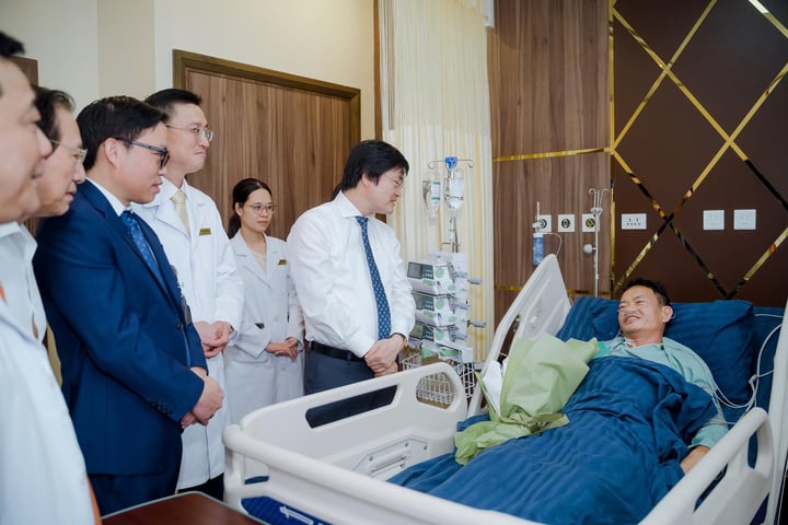 TS.BS Nguyễn Trọng Diện, Giám đốc Sở Y tế Hà Nội thăm bệnh nhân sau phẫu thuật robot. (Ảnh: BVCC)