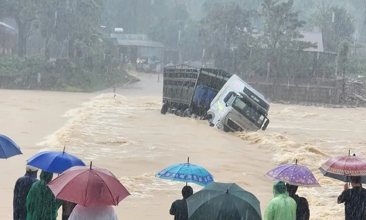 Tài xế xe tải tự ý phá dỡ rào chắn cảnh báo để vượt qua ngầm tràn ở xã La Lay (Quảng Trị), hậu quả cả xe lẫn tài xế bị nước lũ cuốn trôi.