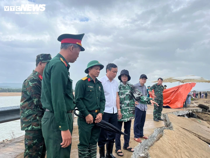 Sau khi sự cố xảy ra, ông Đào Mỹ – Phó Chủ tịch UBND tỉnh Đắk Lắk đến hiện trường kiểm tra, chỉ đạo công tác khắc phục hậu quả, đồng thời thăm hỏi, động viên và chia sẻ mất mát với gia đình các nạn nhân.