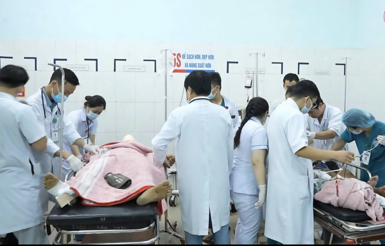 Y bác sĩ Bệnh viện Đa khoa tỉnh Quảng Trị được huy động đến Khoa cấp cứu để tiếp nhận các nạn nhân trong vụ tai nạn giao thông ngày 17/9. nan-nhan-cho-tan-long-bvdk-quang-tri-tham-kham-cap-cuu.png