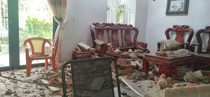 Nhà ông A. bị sập do cây Tung ngã đổ.