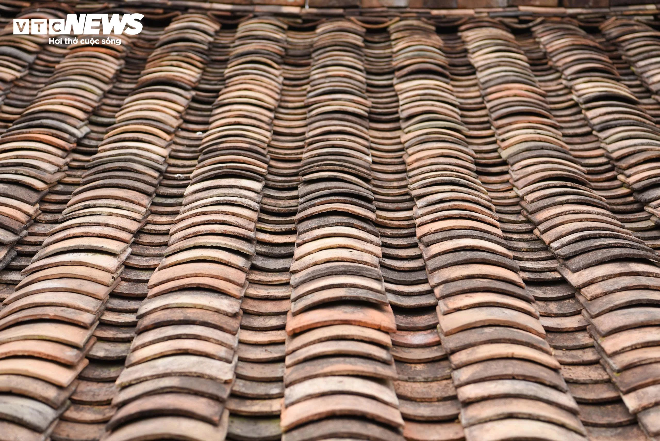 “Ngói bao gồm hai loại là ngói âm (viên nằm ngửa) và ngói dương (viên úp lên trên), tạo nên những đường rãnh giúp thoát nước nhanh và thông gió tốt. Cách lợp này biểu trưng cho sự hài hòa giữa trời và đất, âm và dương trong triết lý sống của đồng bào Nùng chúng tôi”, bà Lan chia sẻ.