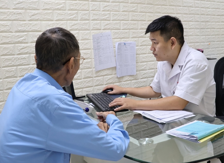 Bác sĩ Tiến công tác tại Bệnh viện Thận Hà Nội. (Ảnh: NVCC)