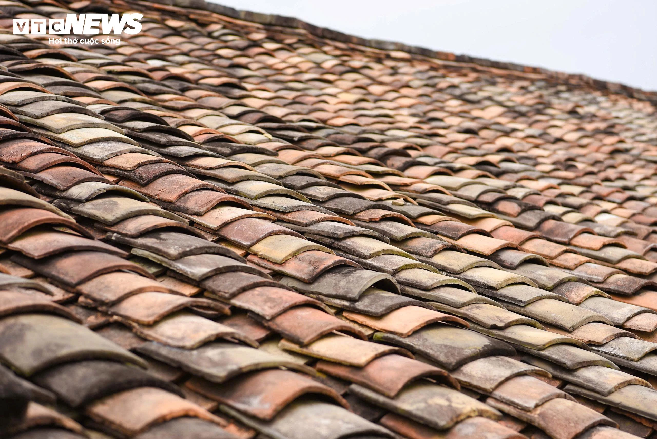 Bà Lường Thị Lan (người dân thôn Bắc Hoa, xã Tân Sơn) chia sẻ, ngói âm dương là biểu tượng kiến trúc và nét văn hóa độc đáo của người Nùng. Ngói được làm hoàn toàn thủ công từ đất sét ở địa phương, nung bằng củi trong các lò thủ công truyền thống suốt nhiều ngày đêm. Ngói có độ bền cao, giúp ngôi nhà mát mẻ vào mùa hè và ấm áp vào mùa đông.