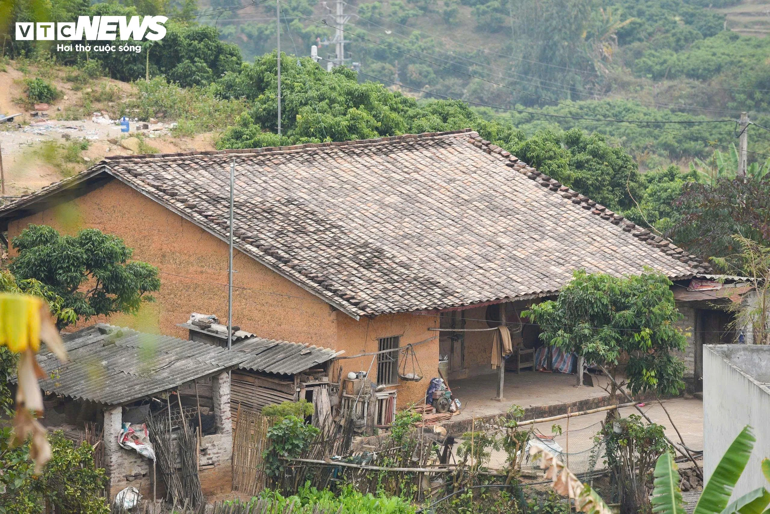Những ngôi nhà trình tường có tuổi đời hàng trăm năm, được làm từ đất và không có kèo, cột chống. Mái nhà lợp ngói âm dương đã nhuốm màu thời gian nhưng vẫn còn vẹn nguyên, vững chãi giữa thiên nhiên, núi rừng.