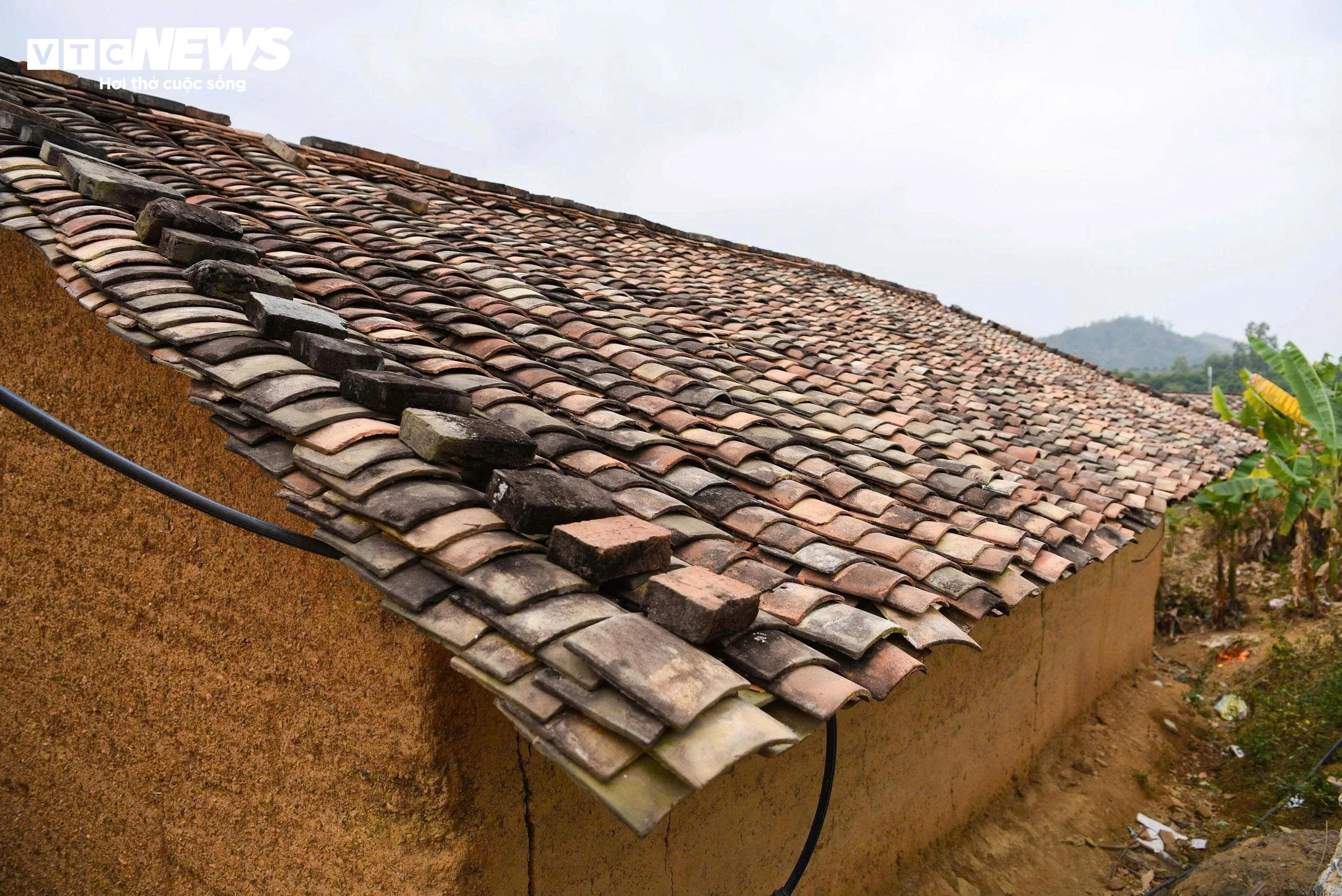 Mái nhà lợp bằng ngói âm dương.