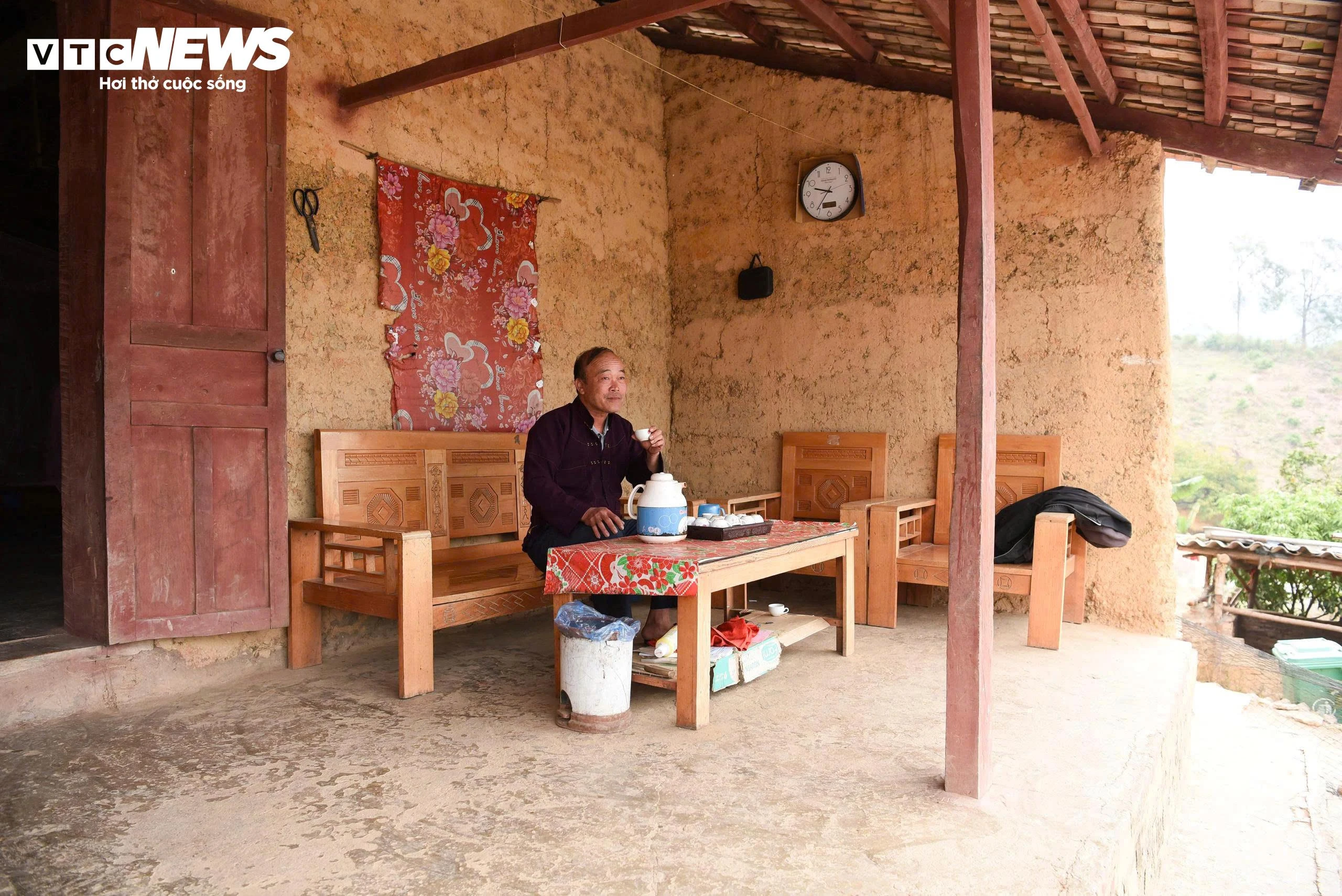 Theo chia sẻ của ông Lăng Quốc Kỳ (ở thôn Bắc Hoa, xã Tân Sơn), những ngôi nhà trình tường này có đặc điểm ấm vào mùa đông, mát vào mùa hè nên phù hợp với khí hậu và tập quán của đồng bào dân tộc miền núi.