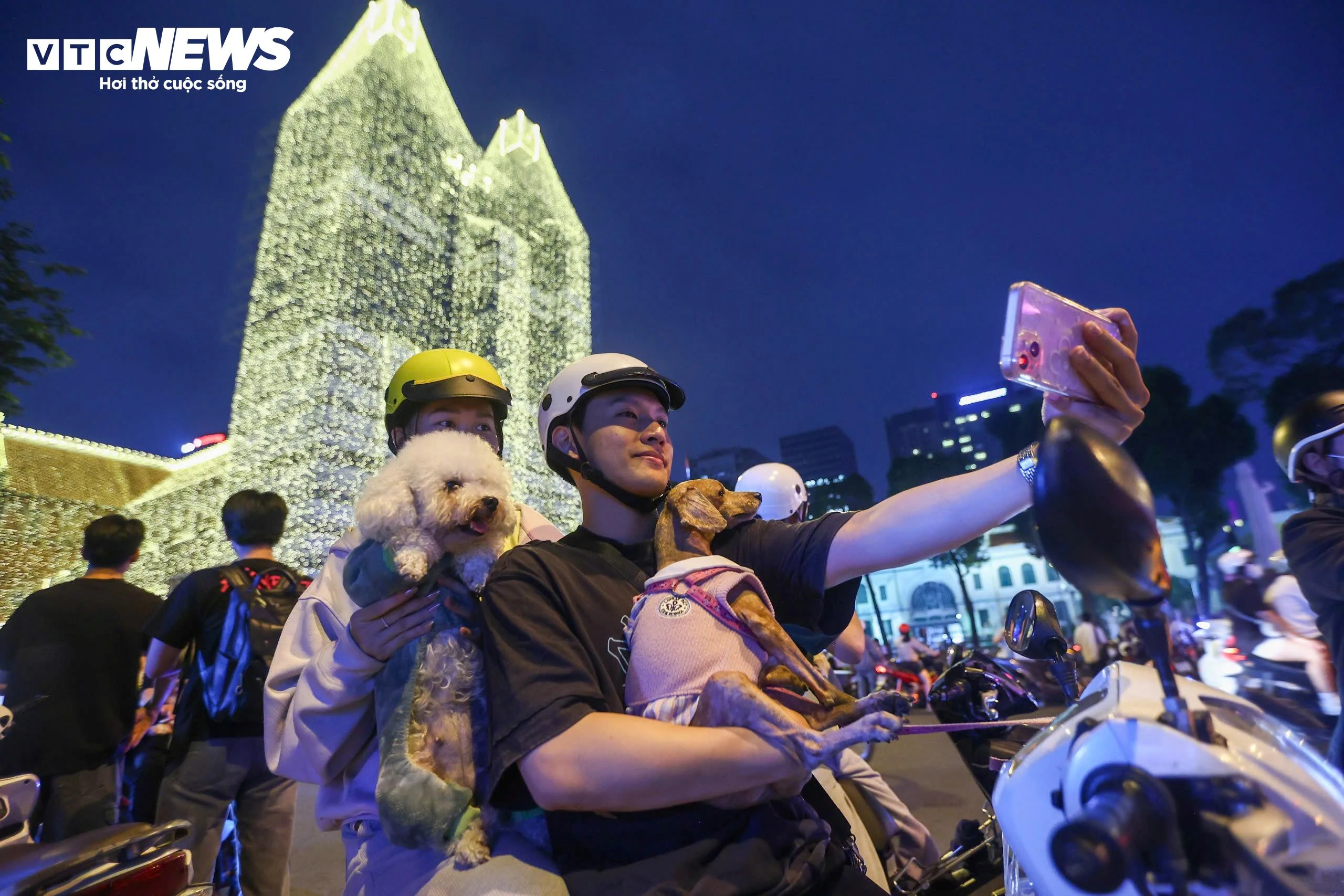 Nhà thờ Đức Bà khoác 1.000 km đèn LED, rực sáng đón Giáng sinh - 5