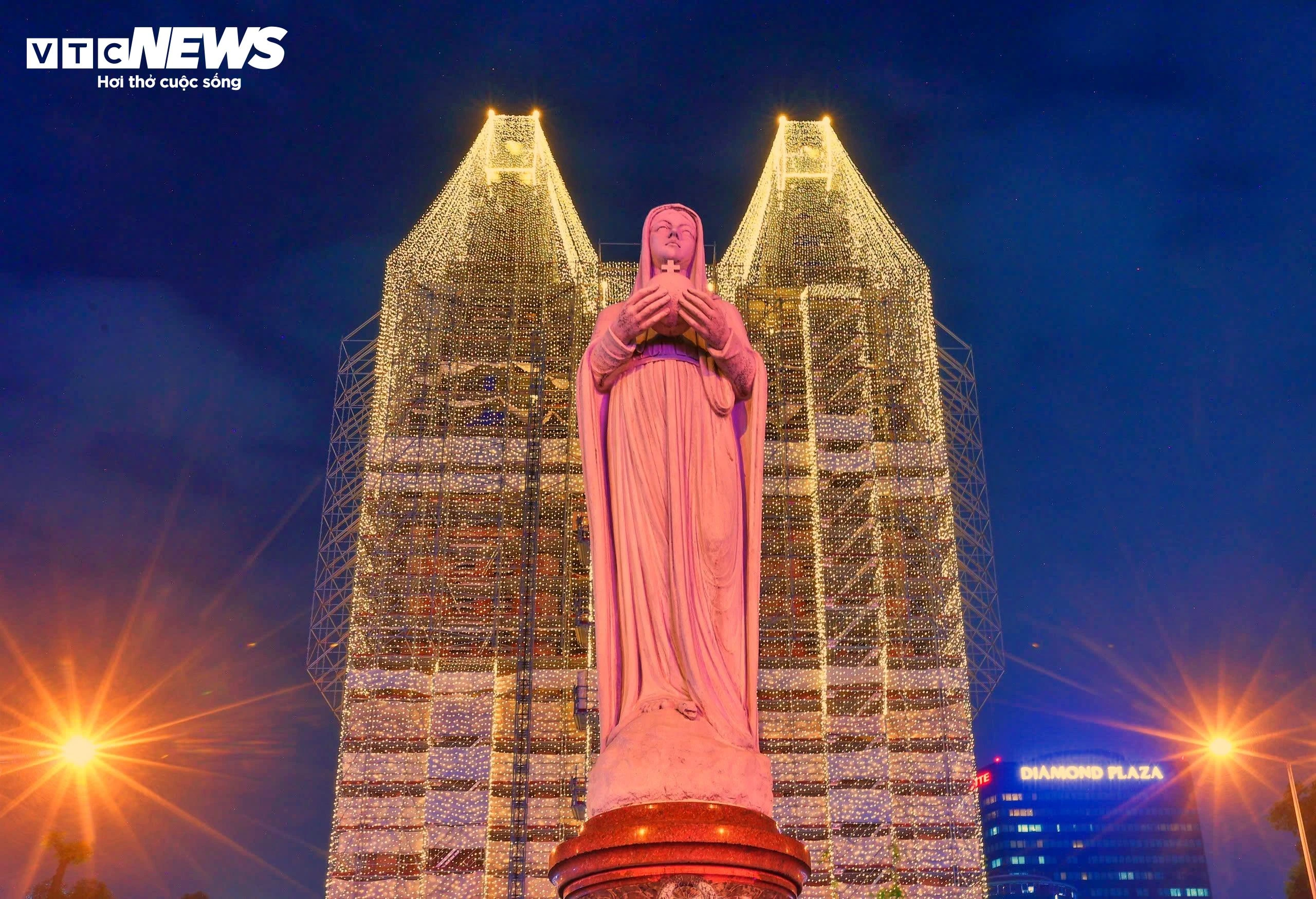 Nhà thờ Đức Bà khoác 1.000 km đèn LED, rực sáng đón Giáng sinh - 6