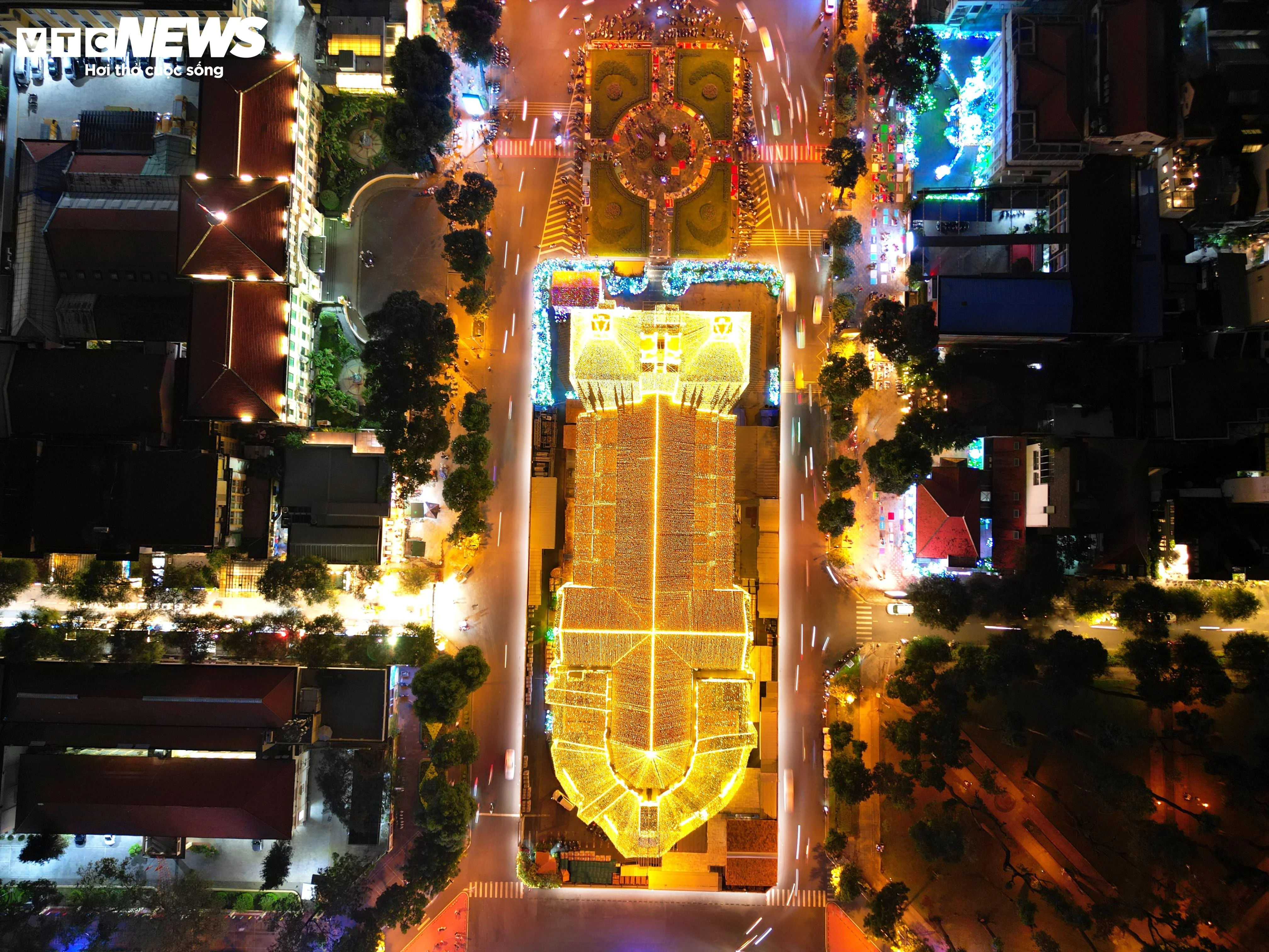 Nhà thờ Đức Bà khoác 1.000 km đèn LED, rực sáng đón Giáng sinh - 8