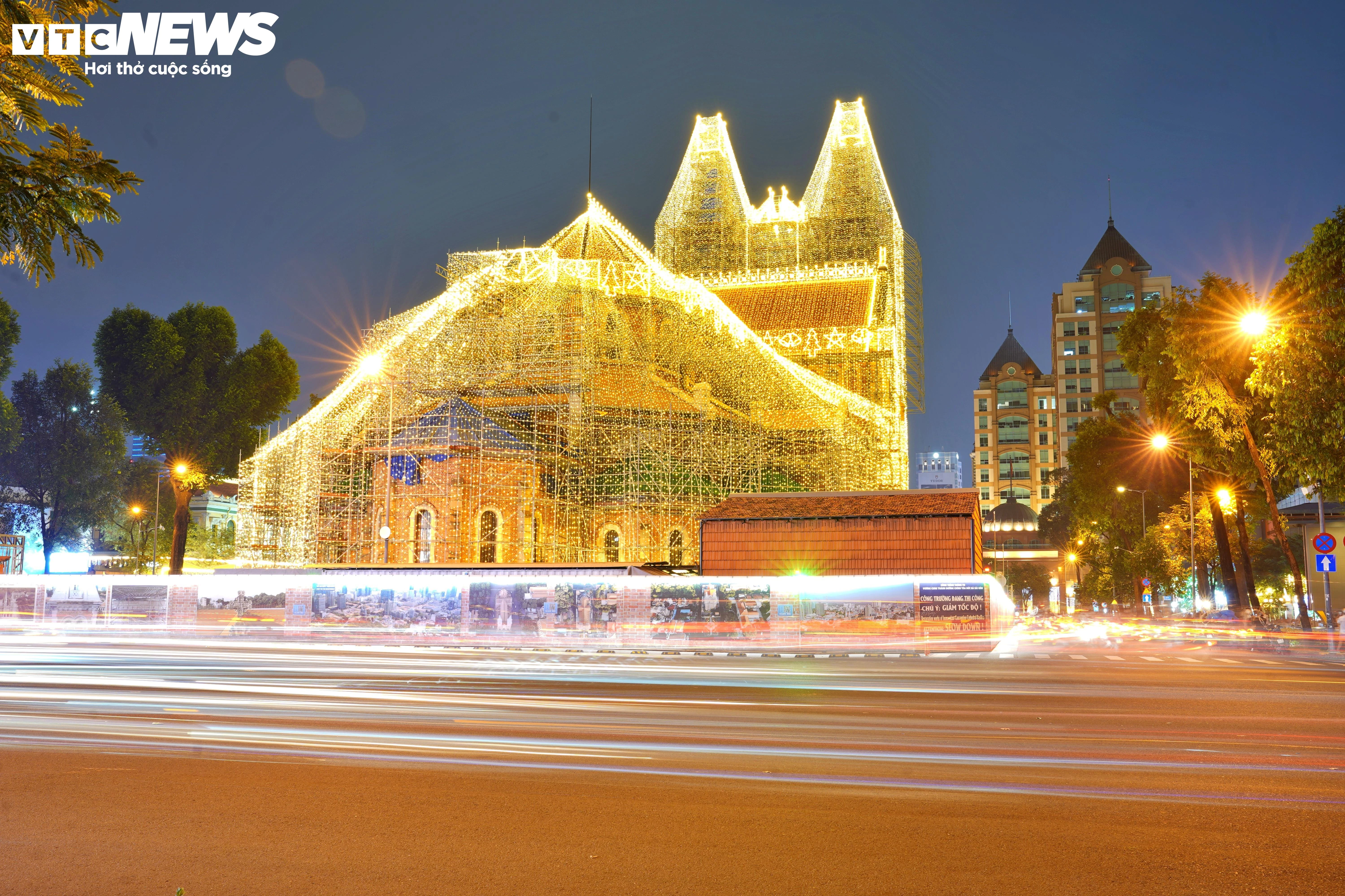 Nhà thờ Đức Bà khoác 1.000 km đèn LED, rực sáng đón Giáng sinh - 2