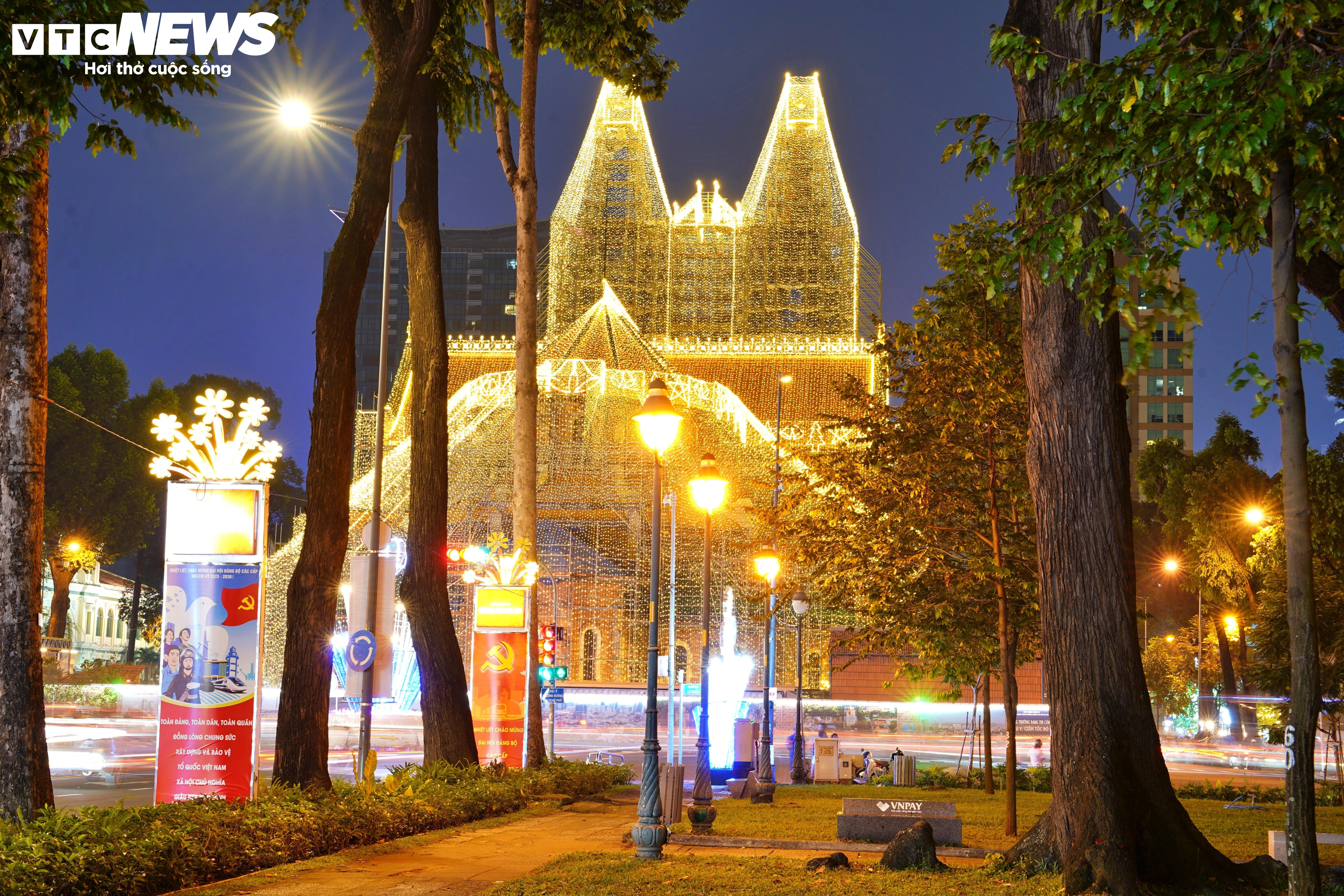 Nhà thờ Đức Bà khoác 1.000 km đèn LED, rực sáng đón Giáng sinh - 3