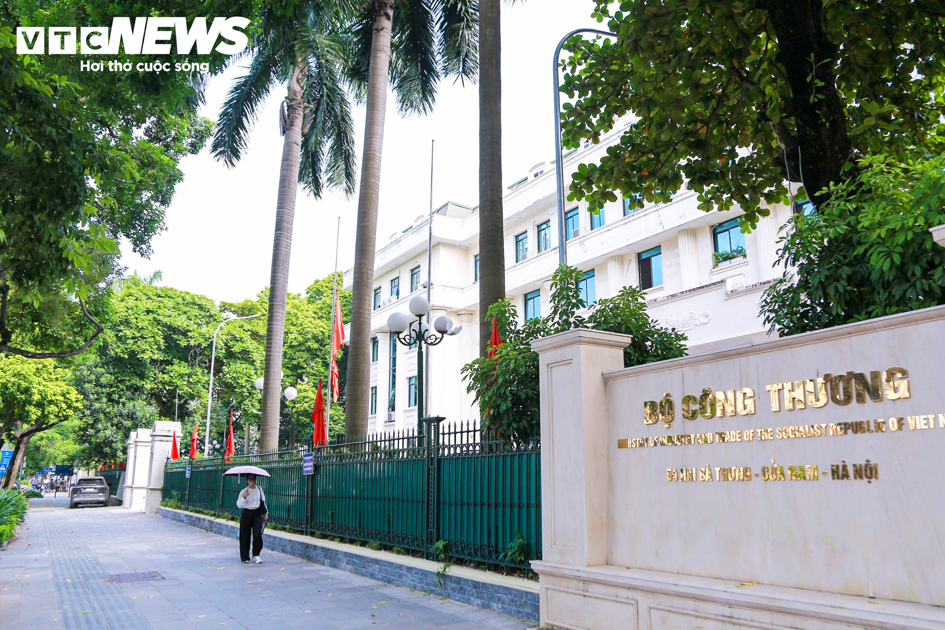 Nhiều cơ quan treo cờ rủ tưởng nhớ Chủ tịch Quốc hội Lào Xaysomphone Phomvihane - 3