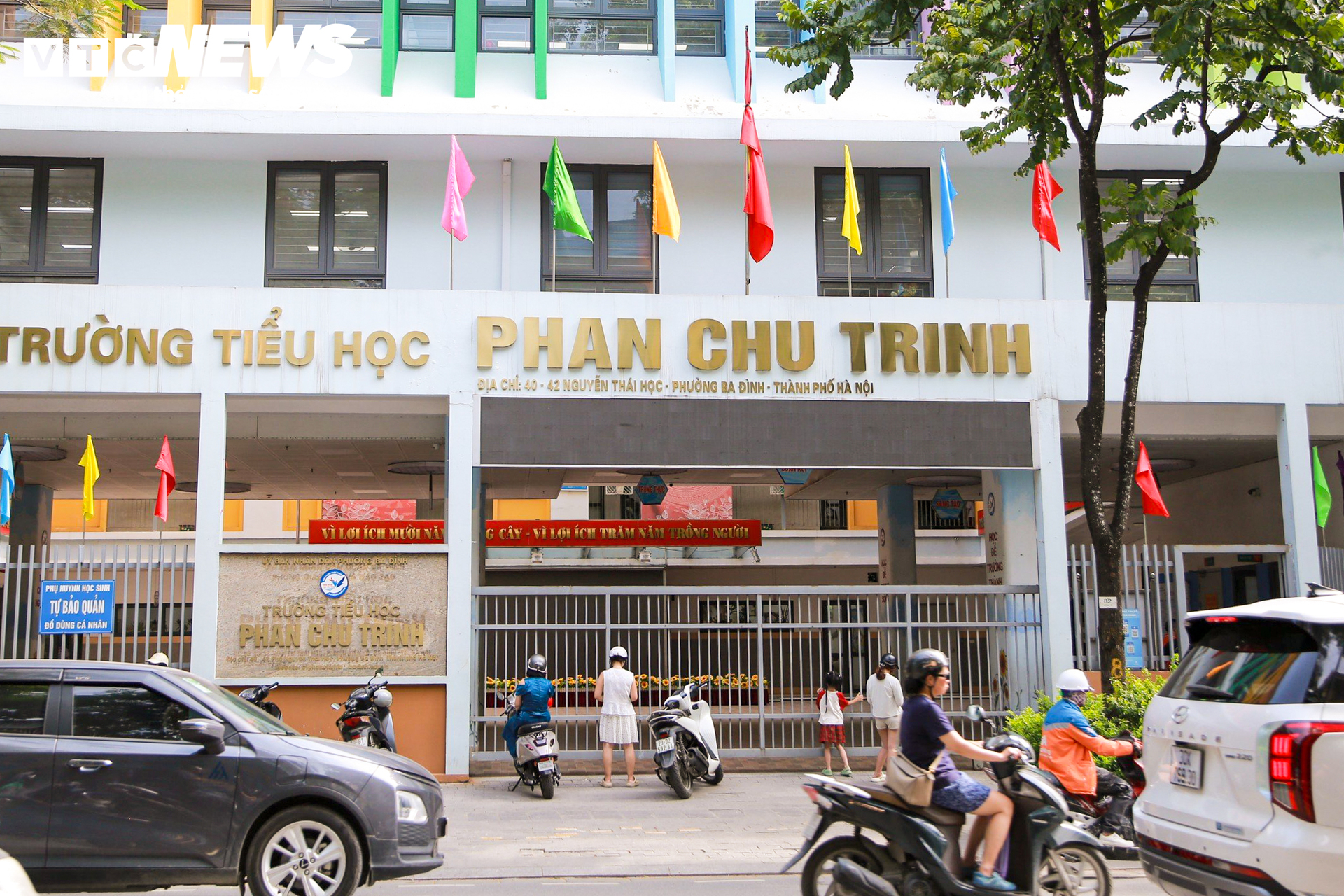 Nhiều cơ quan treo cờ rủ tưởng nhớ Chủ tịch Quốc hội Lào Xaysomphone Phomvihane - 8