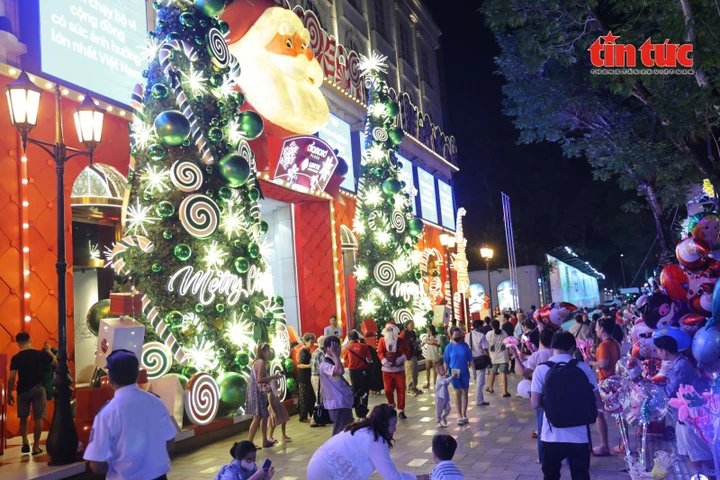 Khu vực phía trước Diamond Plaza được trang hoàng bắt mắt. (Ảnh: Báo Tin tức)