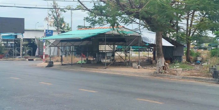 Chính thức tháo dỡ 3 chốt thu phí ở Núi Sam - Ảnh 2.