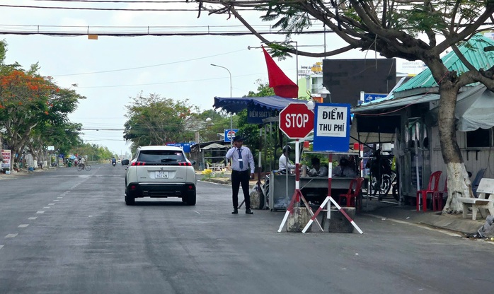 Chính thức tháo dỡ 3 chốt thu phí ở Núi Sam - Ảnh 1.