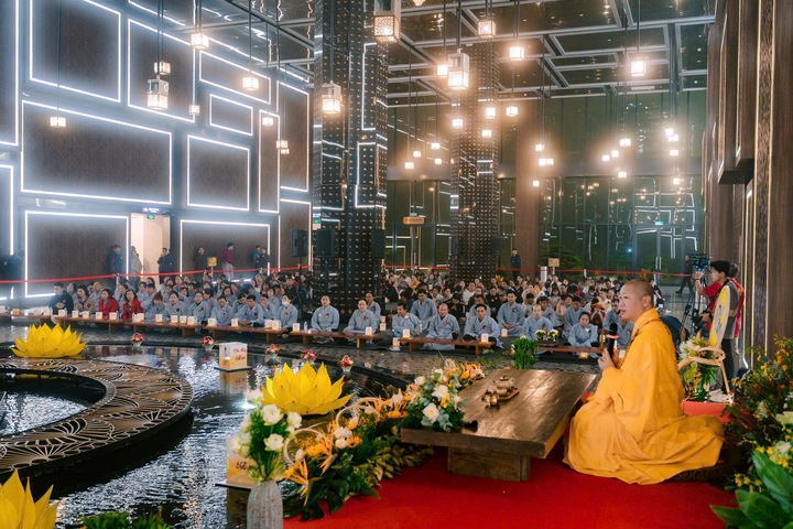 Hoạt động được Phật tử và du khách trông chờ nhất trong lễ Vu Lan năm nay là buổi chia sẻ với chủ đề “Trái tim người mẹ” của thượng toạ Thích Thiện Thuận, Phó Trưởng ban kiêm Chánh Thư ký Ban Trị sự GHPGVN Bà Rịa – Vũng Tàu. Buổi trò chuyện diễn ra vào 17h ngày 31/8, tại trung tâm triển lãm Phật giáo trên đỉnh núi Bà Đen. Lễ dâng đăng vào tối Chủ nhật, ngày 31/8/2024 thời khắc để Phật tử và du khách gửi lời nguyện ước bình an đến các bậc sinh thành và cầu siêu cho hương linh những người đã khuất.