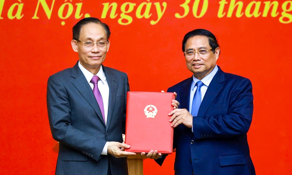 Thủ tướng Phạm Minh Chính trao quyết định cho ông Lê Hoài Trung. (Ảnh: VGP)