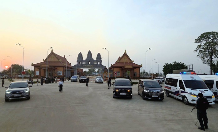 Cận cảnh khám xét, bắt giữ băng nhóm chiếm đoạt hơn 300 tỉ đồng của hàng ngàn người - Ảnh 2.