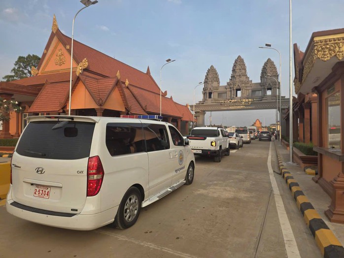 Cận cảnh khám xét, bắt giữ băng nhóm chiếm đoạt hơn 300 tỉ đồng của hàng ngàn người - Ảnh 4.