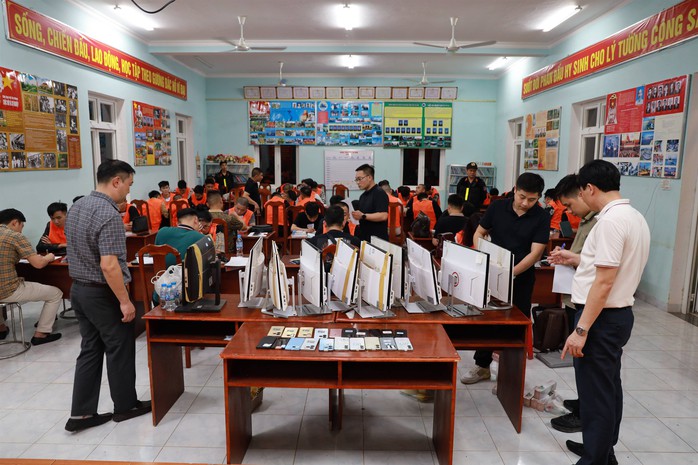 Cận cảnh khám xét, bắt giữ băng nhóm chiếm đoạt hơn 300 tỉ đồng của hàng ngàn người - Ảnh 5.