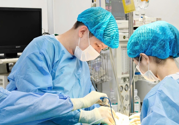 Bác sĩ Nghĩa xử trí tổn thương cho bệnh nhân.