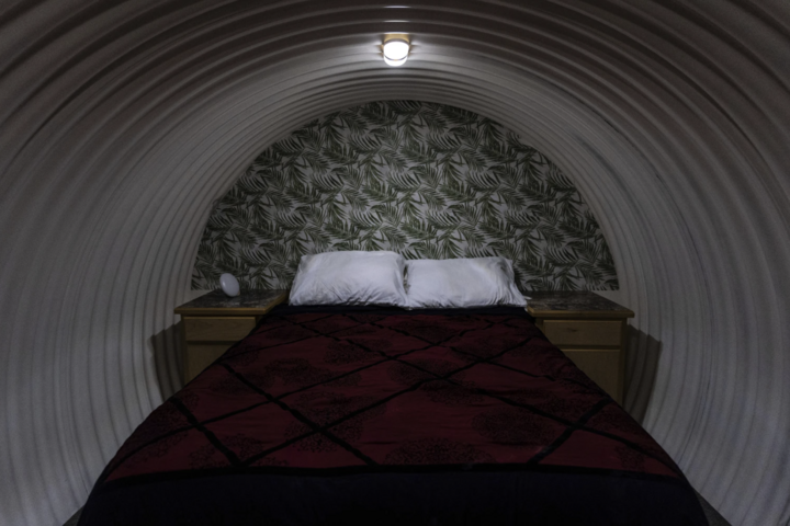 Phòng ngủ bên trong một căn hầm trú ẩn dưới lòng đất. (Nguồn: AP)