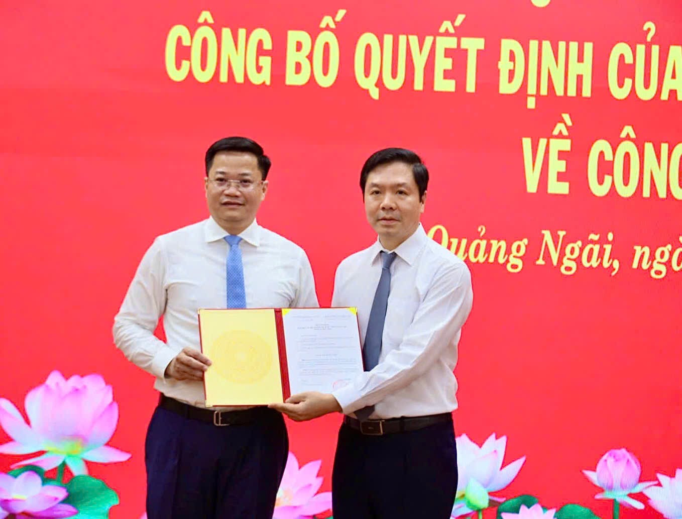 Ông Trịnh Mạnh Linh - Phó Trưởng ban Tổ chức Trung ương (bên phải) trao quyết định của Ban Bí thư cho ông Nguyễn Đức Tâm.