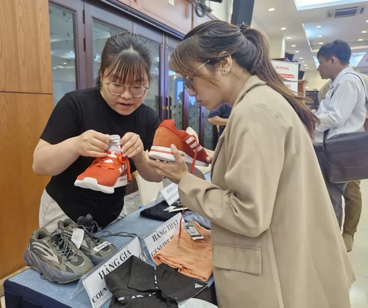 Giày thể thao là nhóm hàng đang bị làm giả, nhái rất nhiều và rất khó phát hiện bằng mắt thường.