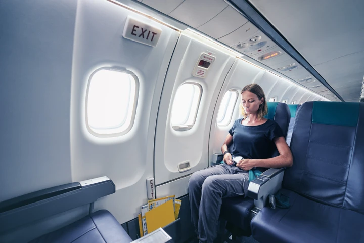 Vì sao không phải ai cũng được ngồi ghế cạnh cửa thoát hiểm trên máy bay? (Ảnh: Reddit)