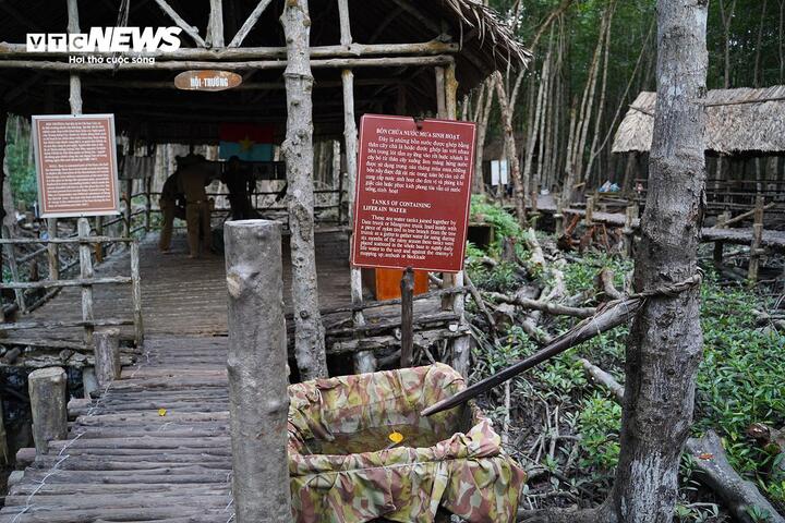 Thiếu nước ngọt, các chiến sỹ phải chèo ghe ban đêm vượt qua vòng vây địch để lấy nước giếng, hay xử lý nước mặn thành nước ngọt.