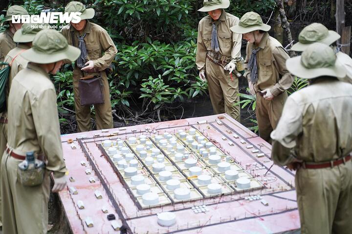 Ngày 3/12/1973, vào lúc 0h35 phút, các chiến sỹ bí mật vượt qua 12 lớp rào, đặt mìn vào các bồn chứa xăng dầu khổng lồ, gây ra vụ cháy kéo dài hơn 12 ngày đêm, thiệt hại nặng nề cho quân địch.