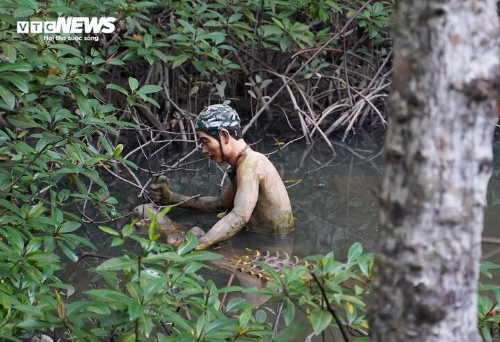 Ngoài bom đạn ác liệt và chất độc hóa học, cá sấu rừng Sác cũng là mối nguy hiểm luôn rình rập, nhiều chiến sỹ đã bị cá sấu tấn công.