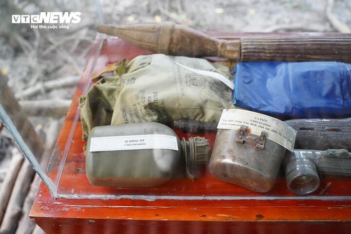 Hệ thống bố trí thành 2 vòng, vòng ngoài gồm những bãi chông, mìn và các hỏa lực từ xa...