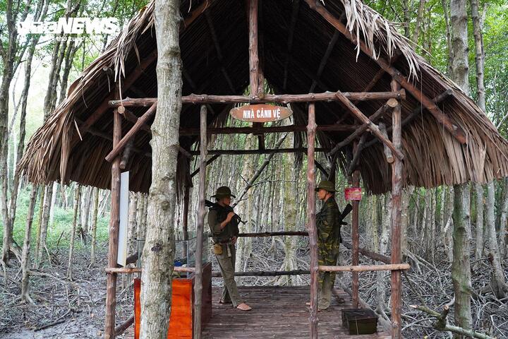 Ngay lối vào là nhà cảnh vệ, nơi đây là điểm quan sát đảm bảo an toàn cho chiến khu.