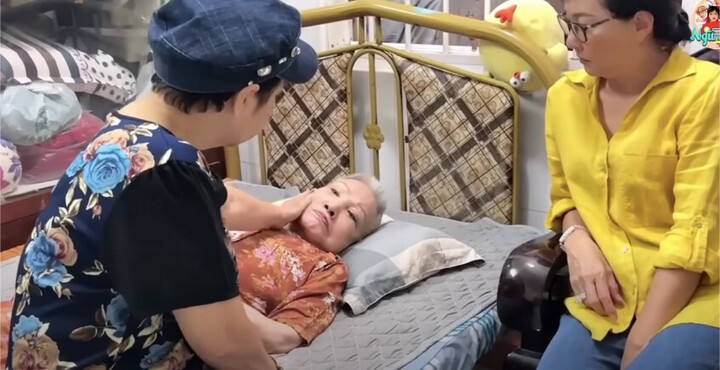 Nghệ sĩ Phương Dung và Phi Phụng tới thăm Hồng Nga.