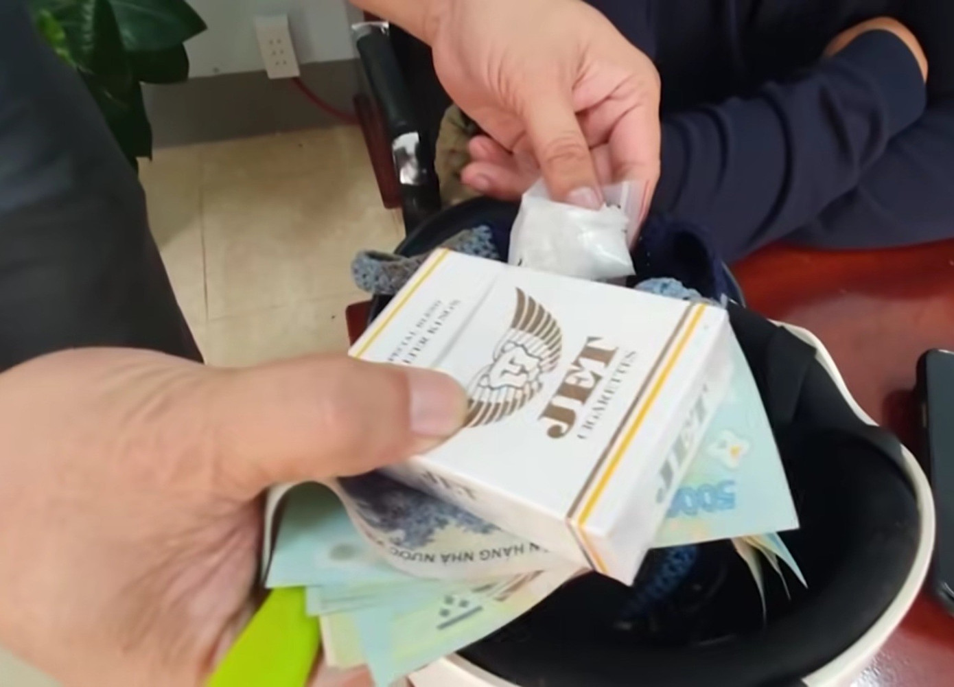 Một gói bột trắng nghi ma túy cùng tang vật liên quan của Thuận bị Công an thu giữ. screenshot-20250913-203155-facebook.jpg