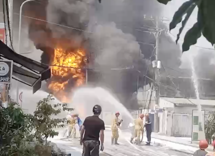 Cháy xe bồn chở xăng ở TPHCM: Nguyên nhân và diễn biến vụ việc nghiêm trọng - Ảnh 3.